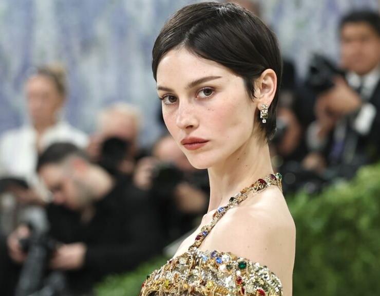 Gracie Abrams Addresses 'Nepo Baby' Discourse with Candid Reflection